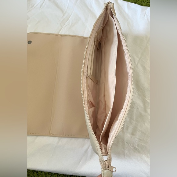 BAREFOOT CARIBOU Hair Tools Travel Bag and Heat Resistant Mat - Picture 8 of 9